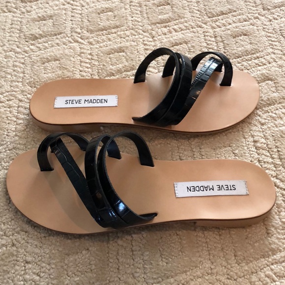 Steve Madden Ringtone Flat Sandal - Picture 4 of 7